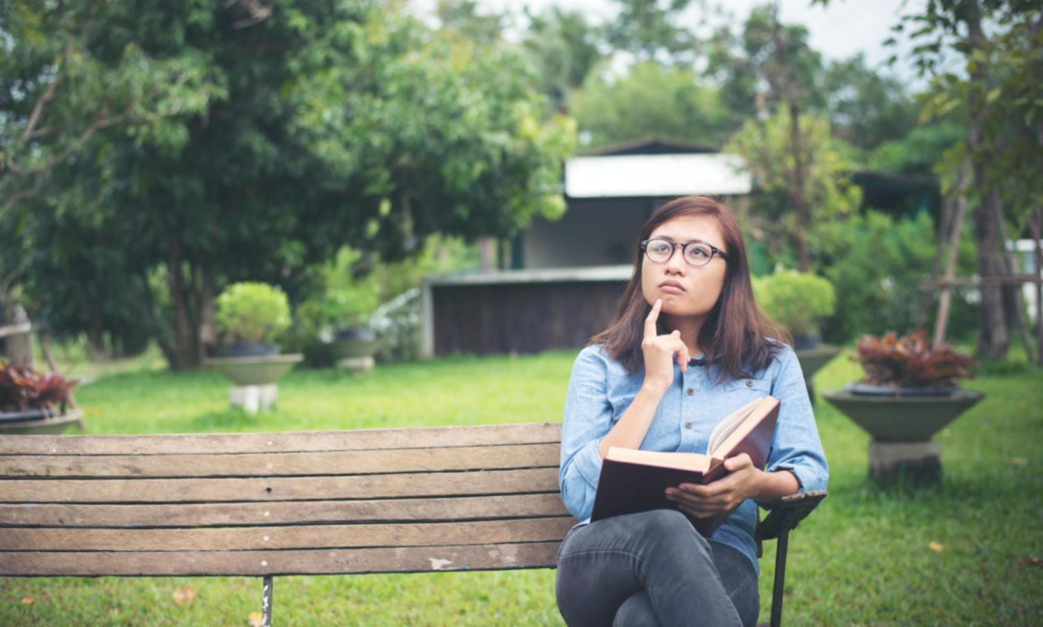 Professionnel analysant des données financières sur plusieurs écrans